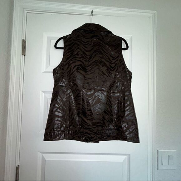 Chico’s Zenergy Zipper Front Monochromatic Animal Print Sleeveless Vest  Chicos - Picture 5 of 5